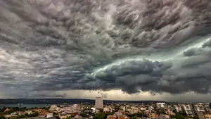 Avertizare ANM: Cod portocaliu de furtună în Bucureşti şi Ilfov