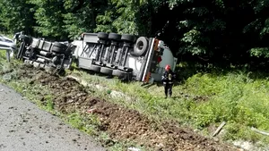 FOTO, VIDEO | ALERTĂ pe Autostrada Bucureşti – Ploieşti: O cisternă încărcată cu motorină şi benzină s-a răsturnat. Traficul, ÎNCHIS pe ambele sensuri