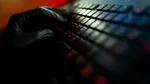 Hackeri vorbitori de rusă au păcălit un agent AI să-i ajute în atacuri cibernetice. Șapte companii ar fi fost compromise