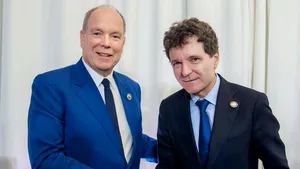 Nicușor Dan s-a întâlnit cu Principele Albert al II-lea de Monaco în marja summitului Comunității Politice Europene