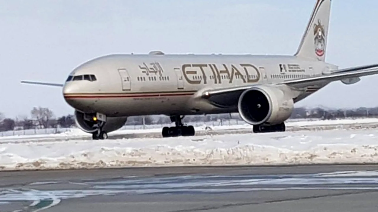 Aterizare de urgenţă pe aeroportul Otopeni, după ce o pasageră a făcut infarct la bordul unui avion | FOTO