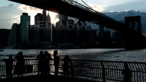 Un mort şi trei răniţi după prăbuşirea unui elicopter de turism în East River, la New York