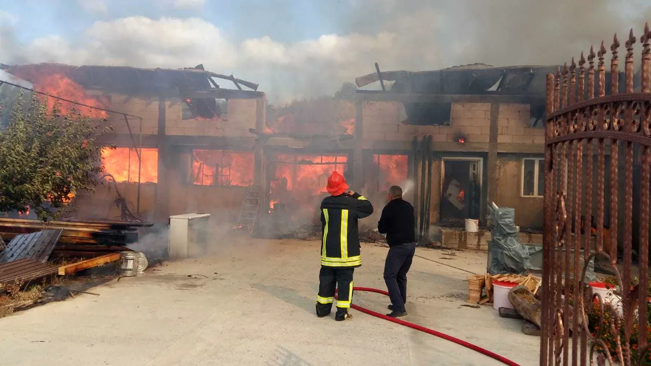 FOTO | Incendiu puternic în Botoşani: Trei case au fost cuprinse de flăcări într-o comună, cu „ajutorul” vântului