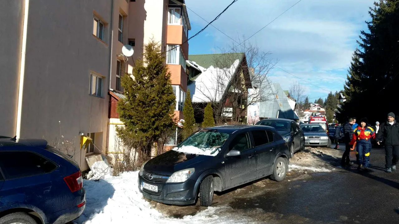 Femeie din Predeal, rănită de zăpada care s-a prăbuşit peste ea de pe un bloc. Reacţia copilului ei. FOTO