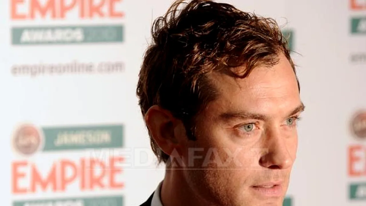 Jude Law s-a împăcat cu o fostă iubită, după despărţirea de Sienna Miller