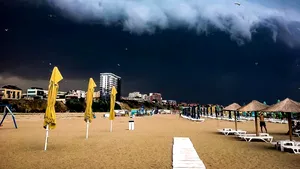 FOTO: Imagini spectaculoase. Norul Shelf a acoperit cerul în staţiunea Mamaia, lăsându-i pe vânătorii de furtuni fără cuvinte