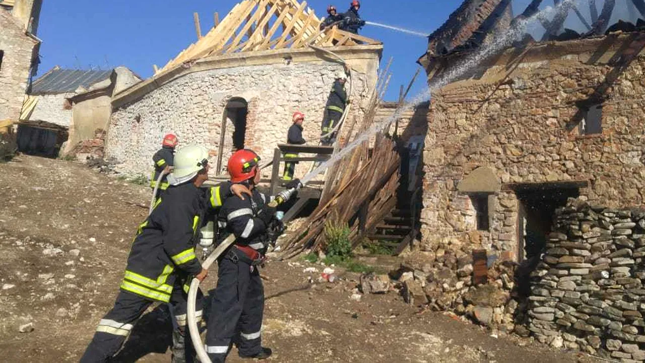 Incendiu la Cetatea Râşnov. Vizitatorii au fost evacuaţi FOTO VIDEO