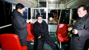 Kim Jong-un, la plimbare noaptea cu troleibuzul prin Phenian | GALERIE FOTO, VIDEO