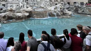 Români arestaţi la Roma pentru că furau monede din Fântana Trevi