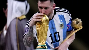 Messi a preluat trofeul mult râvnit de campion mondial, după cea mai frumoasă finală din istorie