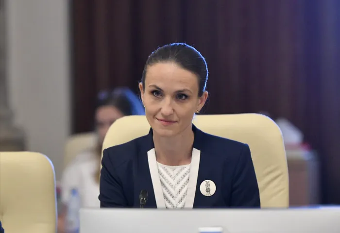 Funcționari în primării de comune, detașați la Externe. Oana Țoiu anunță reevaluări