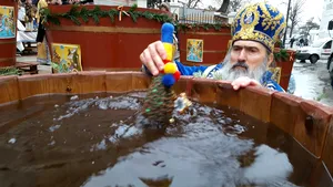 FOTO Arhiepiscopia Tomisului pregăteşte 170.000 de sticle de apă sfinţită pentru Bobotează