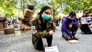 Povestea îngenuncherii: De unde se trage gestul de protest folosit de americani după moartea lui George Floyd