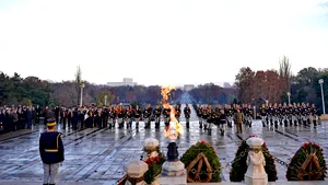 ZIUA NAŢIONALĂ A ROMÂNIEI: Depunere de coroane şi jerbe de flori la Mormântul Ostaşului Necunoscut din Capitală - GALERIE FOTO 