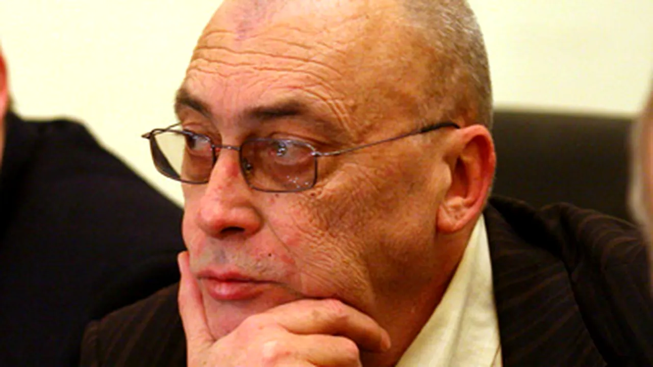 Bobulescu: Cred că preşedintele Băsescu îşi depăşeşte atribuţiile