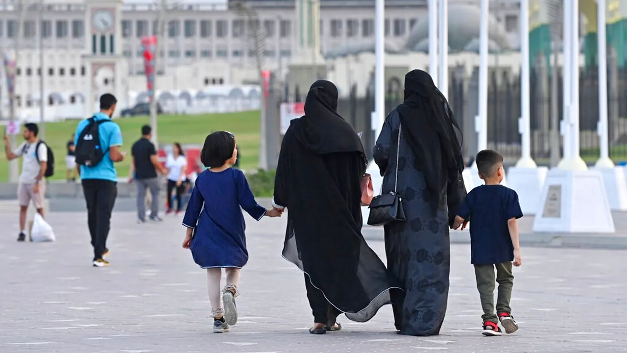 Şcolile de stat din Franţa refuză zeci de fete care poartă abaya