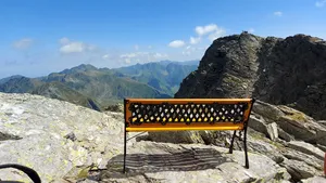 O bancă pusă la peste 2500 de metri, pe Vârful Călţun din Munţii Făgăraş, a împărţit opinia publică două: PRO sau CONTRA