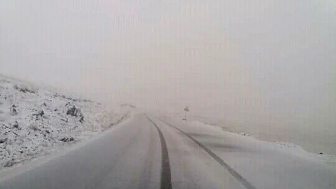 Traficul pe Transalpina, închis de luni seara din cauza avertizărilor meteo de ninsoare şi viscol