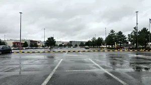 Oamenii rămân în case de teama ciclonului Barbara: mall-urile, aproape pustii