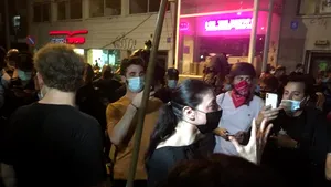 COMENTARIU Lelia Munteanu. Flotanţii din strada Balfour