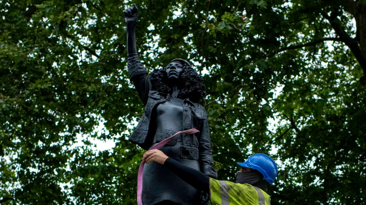 Statuia protestatarei BLM Jen Reid a fost dată jos de autorităţile din Bristol după doar 24 de ore