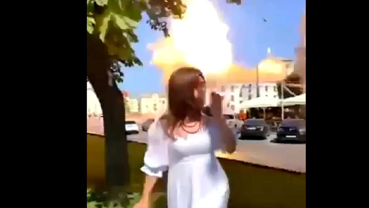 Şase morţi şi zeci de răniţi după ce o rachetă rusescă a lovit o piaţă centrală dintr-un oraş istoric din Ucraina / Între victime se află şi copii