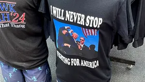 Efectele atacului din SUA. Au crescut vânzările de produse cu mesaje dedicate lui Trump