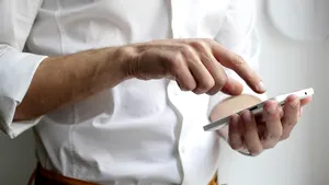 (P) Sfaturi pentru a alege cămaşa potrivită pe care să o porţi la serviciu