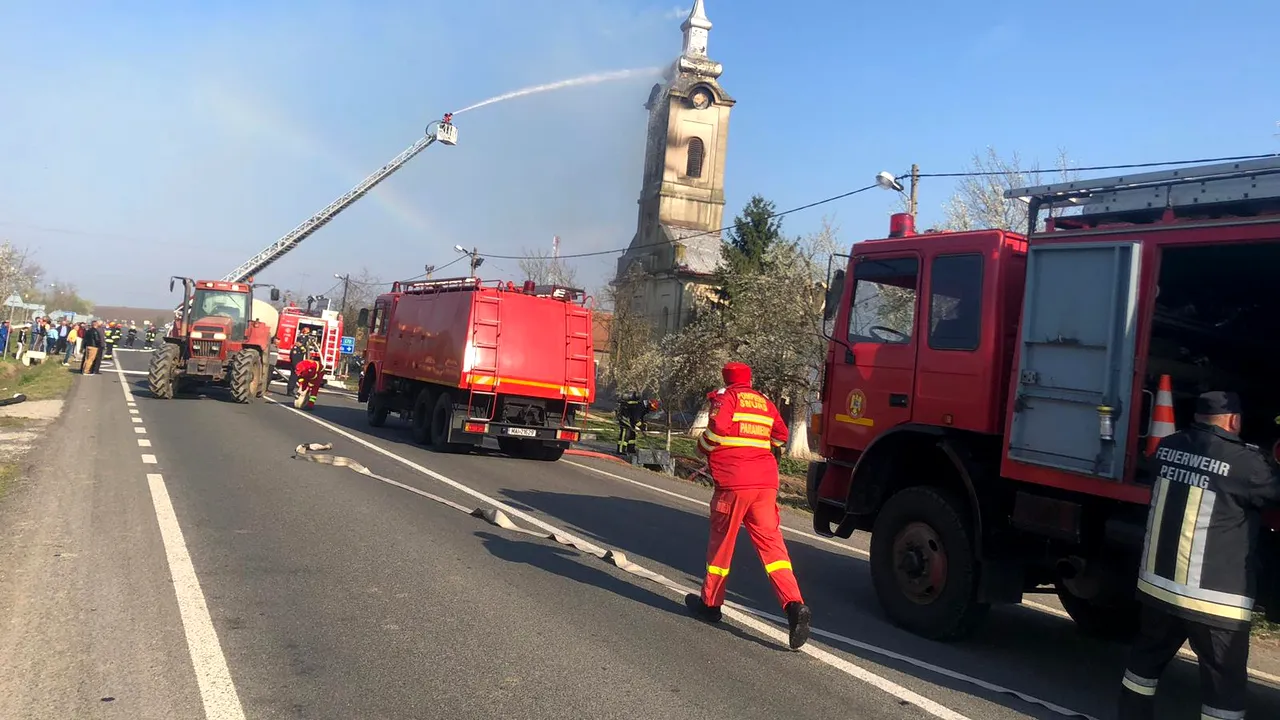 Incendiu PUTERNIC la o biserică din judeţul Timiş. Pompierii au intervenit cu două autospeciale | FOTO