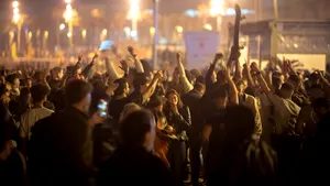Petreceri cu sute de persoane pe plajele din Spania. Poliţia i-a trimis pe petrecăreţi acasă FOTO