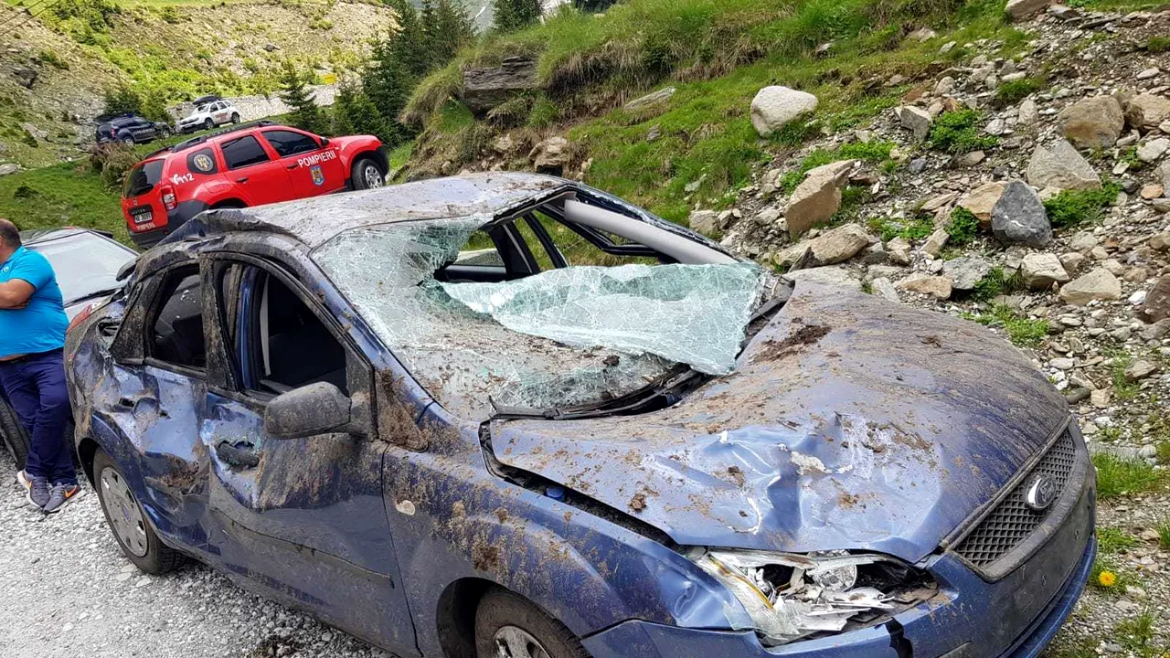 AVALANŞĂ de zăpadă cu pietre pe Transfăgărăşan/ O TURISTĂ, rănită. IMAGINI cu maşinile surprinse de fenomenul dezlănţuit pe versanţi - VIDEO, FOTO