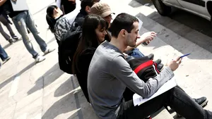 Deşi România are cea mai mare creştere economică din Europa iar companiile caută de zor angajaţi, 90.000 de români vor să plece să muncească în străinătate