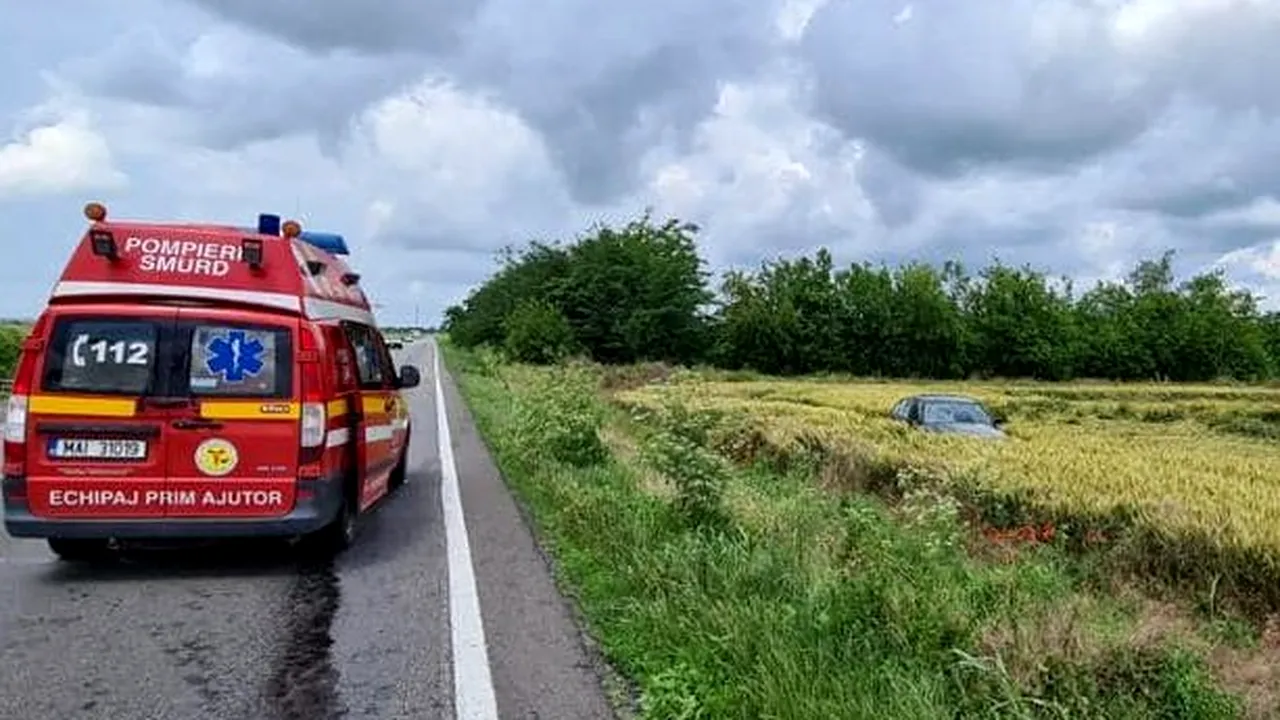 Un şofer a ajuns cu maşina pe câmp după ce s-a ciocnit cu o autoutilitară FOTO
