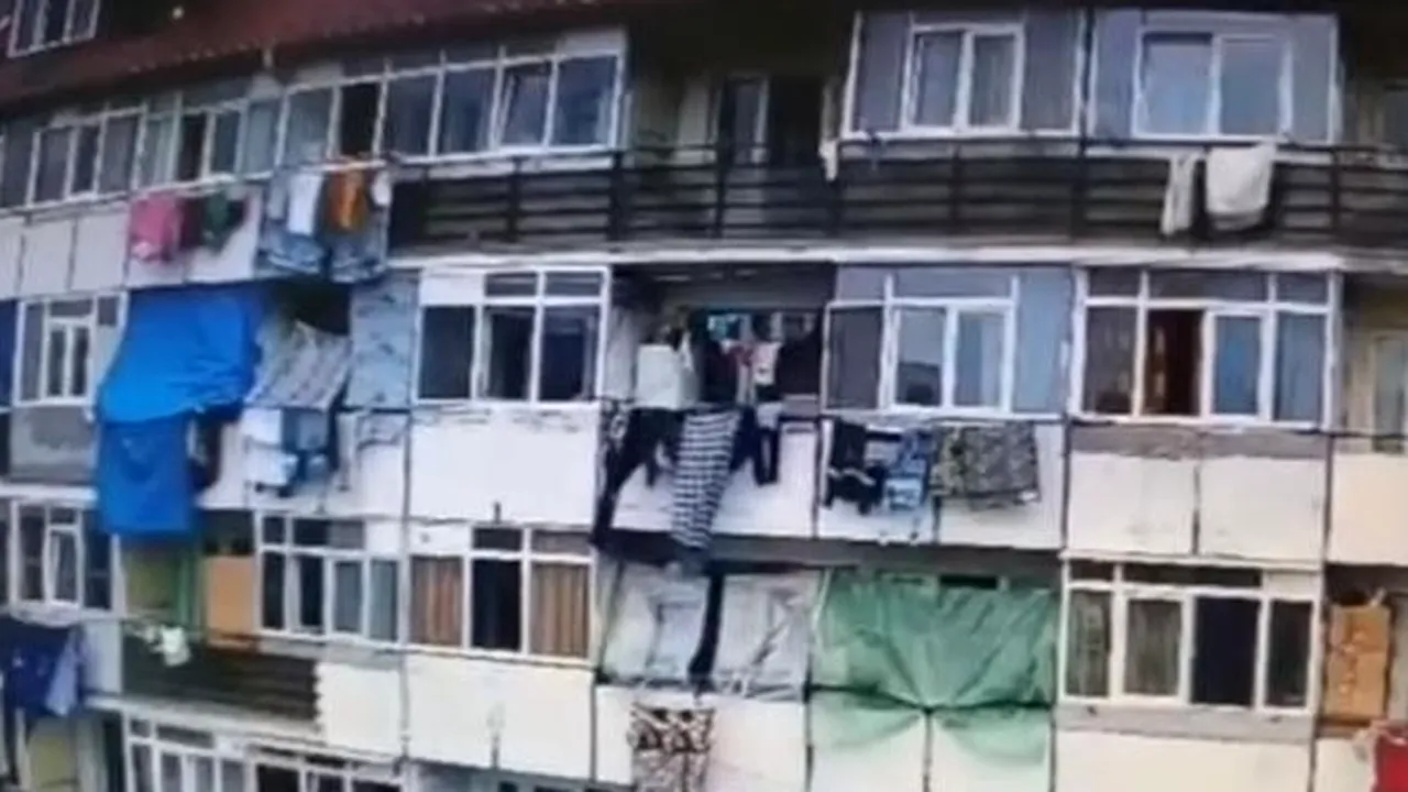 VIDEO Primăria Piteşti a hotărât evacuarea unei familii dintr-un bloc din zona Războieni. Ei se aflau la a treia abatere