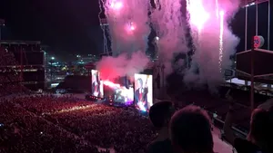 Surpriză la final de concert. Trupa The Beatles, reunită pe jumătate, în aplauzele a zeci de mii de fani | VIDEO
