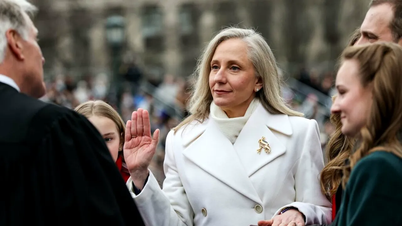 O femeie guvernator rupe protocolul istoric al învestirii