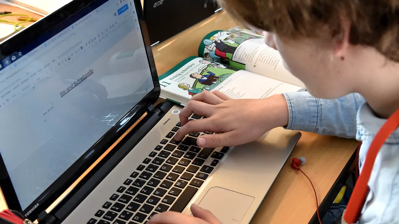 Jumătate dintre elevii americani din ciclul gimnazial şi liceal vor studia în mediul virtual în această toamnă, potrivit unui studiu
