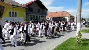 „Păştenii”, obiceiul prin care oamenii dintr-un sat din Alba pregătesc Paştele | FOTO