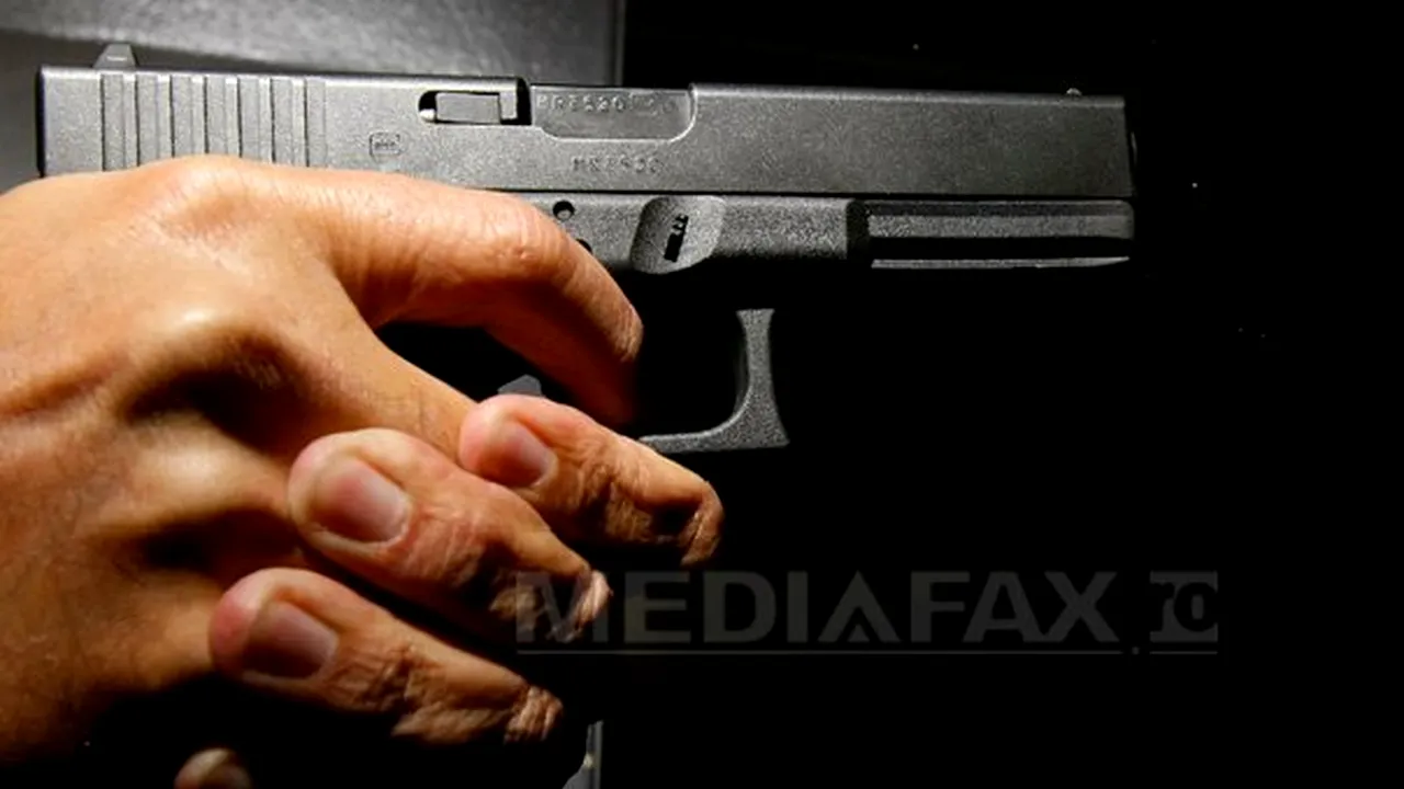 Angajat al unei firme de curierat, atacat cu arma de un bărbat cu cagulă, într-un bloc din Călăraşi. Autorul jafului, un adolescent de 15 ani, a fost prins