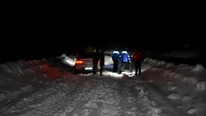 FOTO Cinci turişti, printre care doi minori, blocaţi în zăpadă pe Transalpina, ajutaţi să coboare de jandarmi