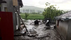 Angajaţii MAI acţionează în zonele afectate de ploi. 100 de persoane s-au autoevacuat