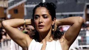 Salma Hayek a pozat topless, la vârsta de 48 de ani - FOTO, VIDEO
