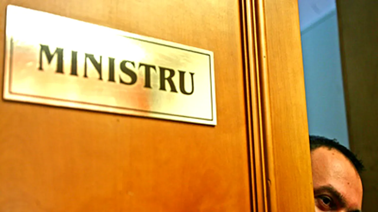 COM: Plimbarea cu elicopterul i-a adus lui Adomniţei revocarea