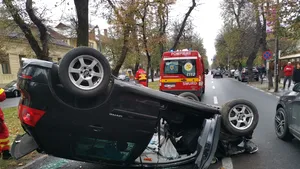 FOTO | Maşină răsturnată în centrul Bistriţei: Un tânăr de 21 de ani |a fost transportat la spital 