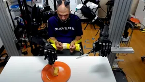 VIDEO Primul bărbat care poate controla braţe robotice cu puterea minţii