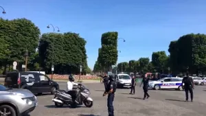 VIDEO | ALERTĂ de securitate în centrul Parisului. Un vehicul al Jandarmeriei, lovit intenţionat cu o maşină. UPDATE: Şoferul, înarmat, a murit