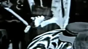 Telefon mobil într-un film cu Charlie Chaplin! Crezi că poate fi un călător în timp? - VIDEO