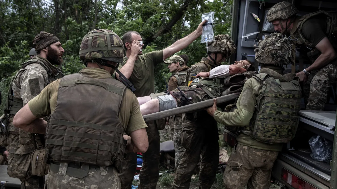 Războiul din Ucraina, ziua 136. Ruşii pregătesc noi atacuri / Armele occidentale ajută la apărare, dar majoritatea militarilor ucraineni nu sunt instruiţi cum să le folosească. Ruşii încearcă să înconjoare regiunea Donbas. Zelenski l-a demis pe ambasadorul Kievului în Germania
