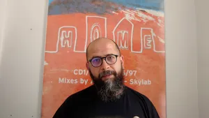 Cristi, fanul Depeche Mode, care a apărut şi în documentarul trupei, sărbătoreşte azi 14 ani de la primul lor concert în România