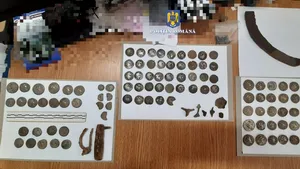 Monede antice într-un vas din bronz, cu valoare patrimonială deosebită, au fost găsite într-o pădure din Alba